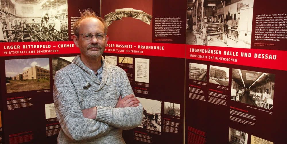 Der gebürtige Hallenser Christian Sachse ist Autor der Ausstellung zur Zwangsarbeit politischer Häftlinge in der DDR, die derzeit in der Gedenkstätte Roter Ochse zu sehen ist.