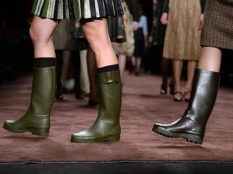 Gummistiefel auf dem Laufsteg: Lena Hoschek bei der Fashion Week in Berlin. Foto: Britta Pedersen
