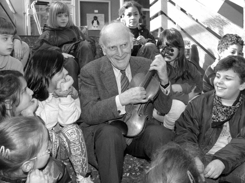 Yehudi Menuhin - hier beim Besuch einer Gundschule in Düsseldorf 1997 - wäre heute 100 Jahre alt geworden. Foto: Achim Scheidemann
