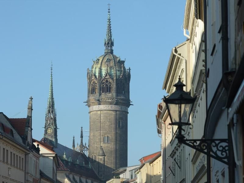 In der neuen Radkarte «Reformation und Rad» wird eine Rundtour auf den Spuren der Reformation vorgestellt. Sie führt durch Lutherstadt Wittenberg, wo Luther 1517 seine 95 Thesen an die Schlosskirche genagelt haben soll. Foto: Peter Endig