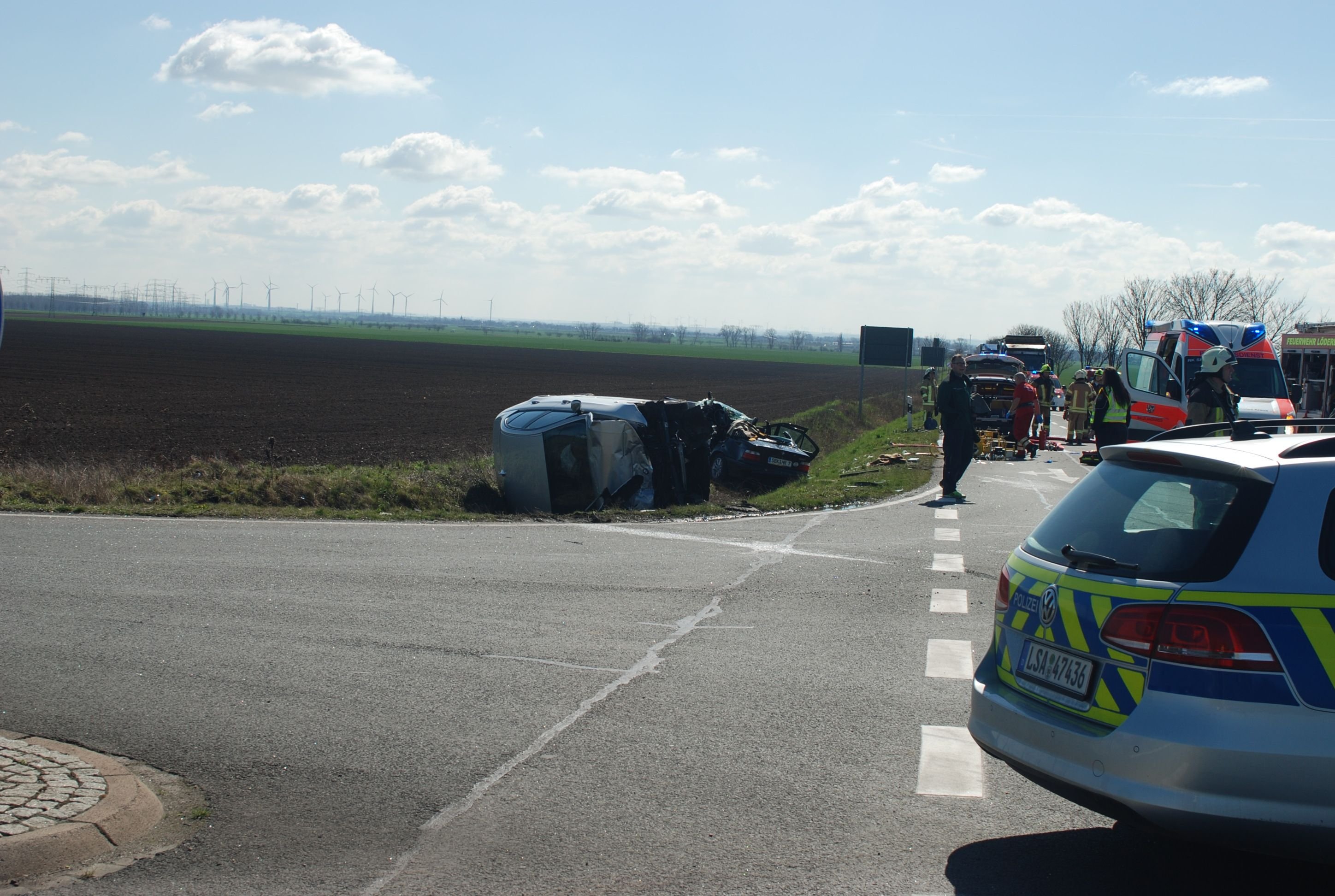 Die beiden Autowracks liegen nach dem schweren Unfall neben der Kreuzung der Landesstraßen 50 und 69 bei Biere im Salzlandkreis.