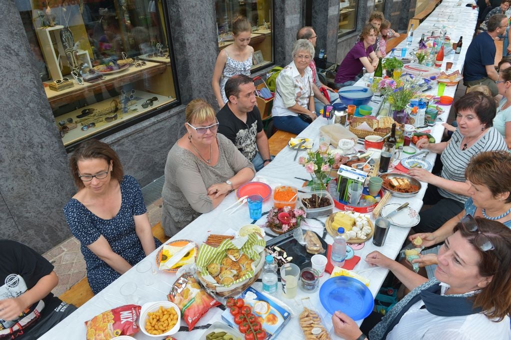Die lange Essentafel wurde mitten in der Innenstadt aufgebaut.