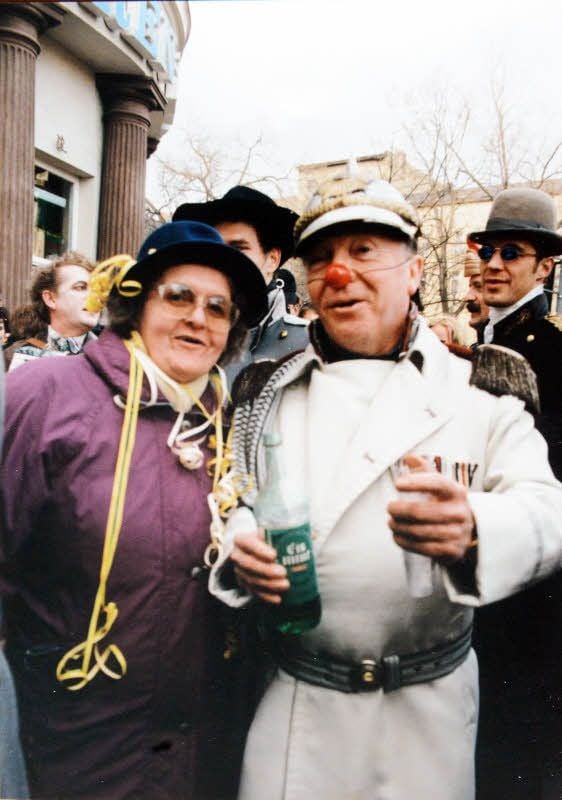 Edith Feibig mit Peter Sodann beim Rosenmontagsumzug