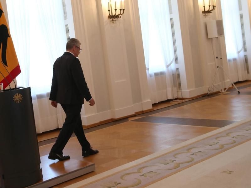 Bundespräsident Joachim Gauck verlässt nach seiner Erklärung das Rednerpult. Foto: Kay Nietfeld