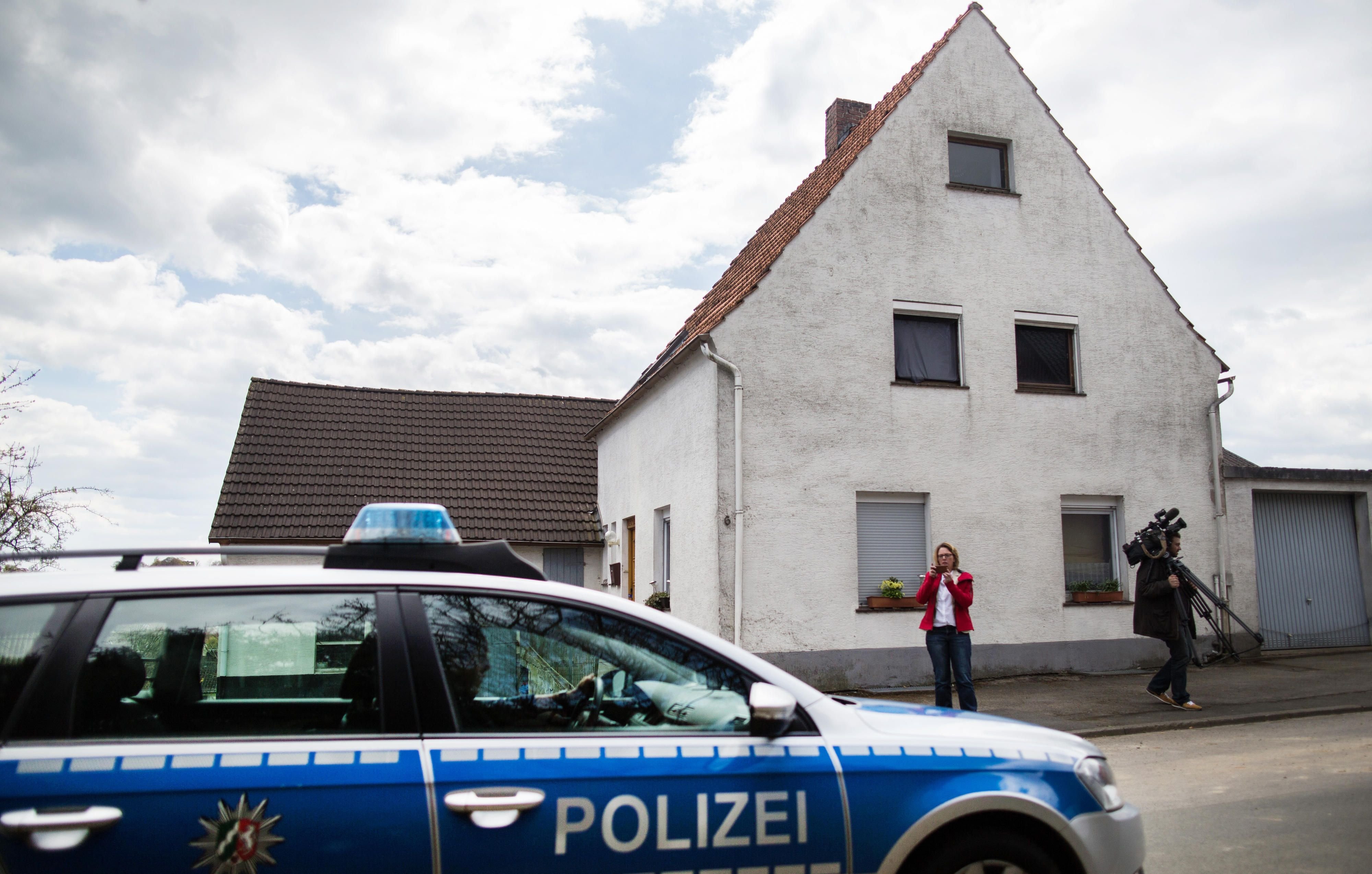 Eine Polizeiwache vor dem Haus in Höxter, in dem ein Ehepaar zwei Frauen tödlich misshandelt haben soll.