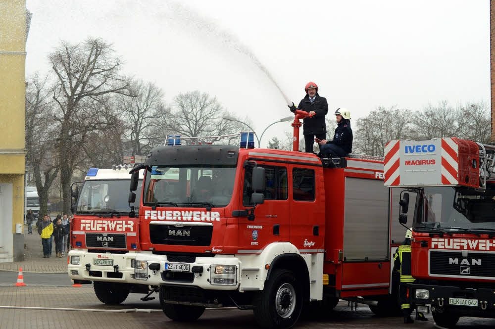 Nun ist das neue TLF 4000 der Zeitzer Feuerwehr ganz offiziell im Dienst und wartet auf die Feuerprobe.