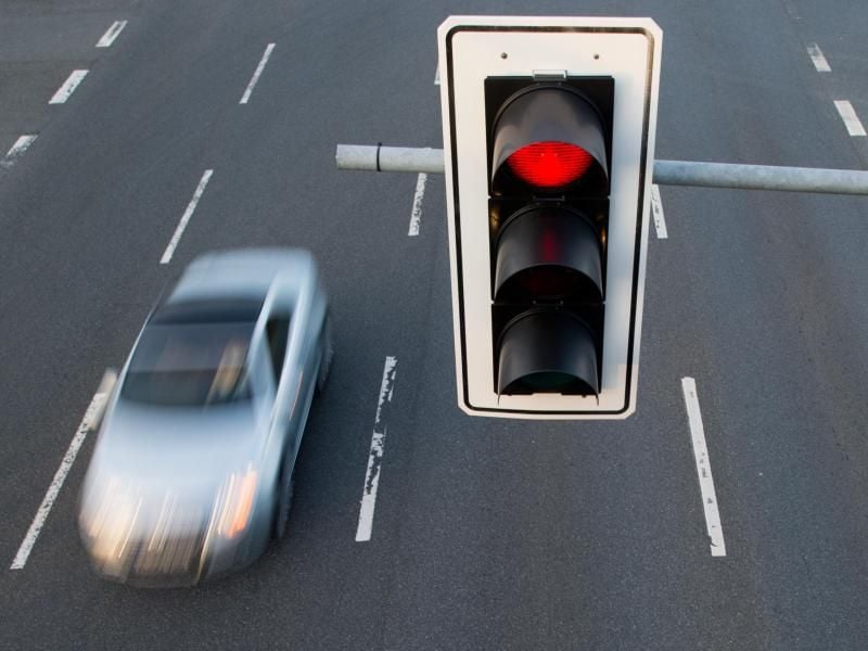 Ist die überfahrene Ampel länger als eine Sekunde rot, werden Bußgeld und Punkte fällig. Foto: Julian Stratenschulte