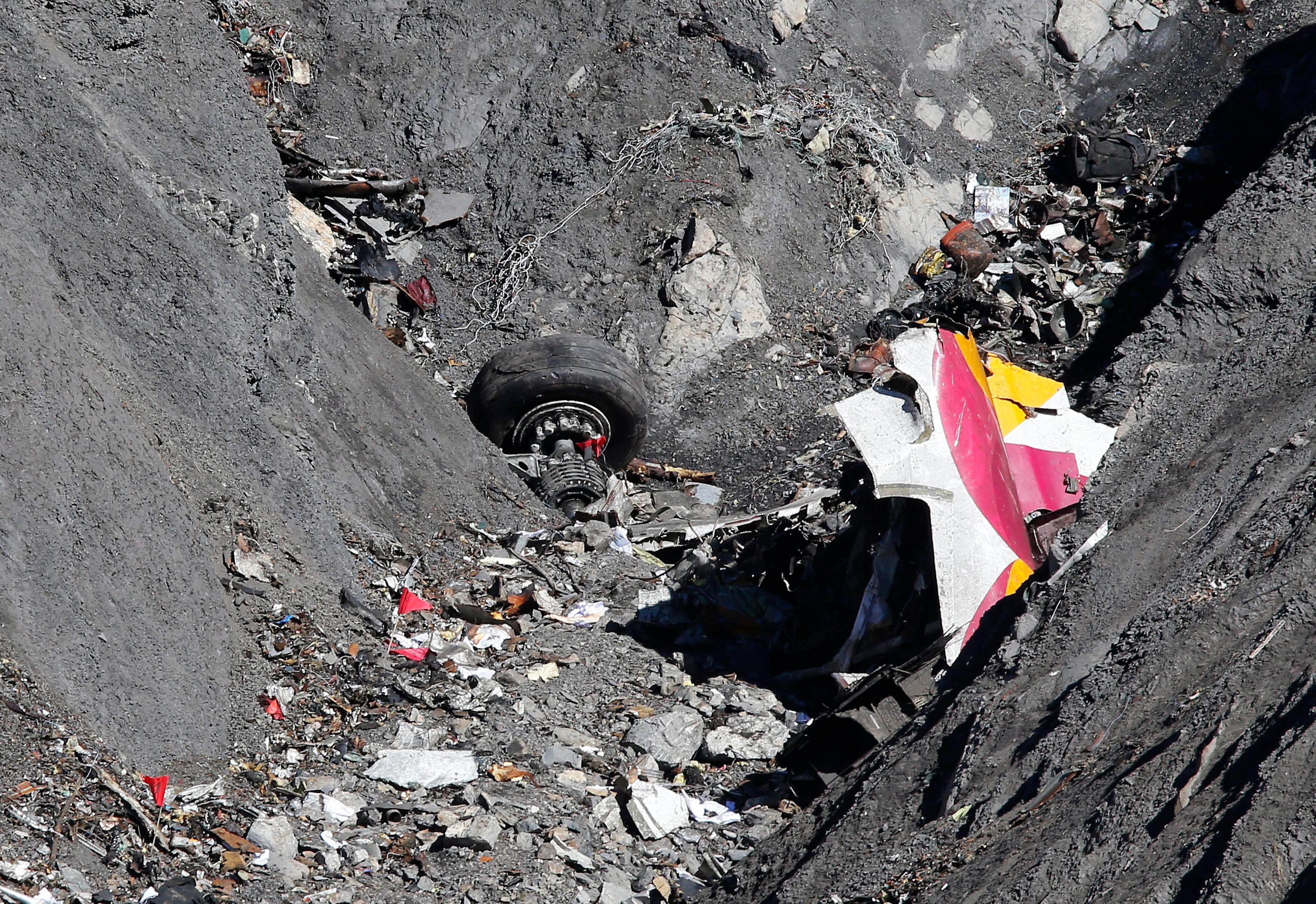Wrackteile der Germanwings-Maschine an der Absturzstelle in den französischen Alpen.