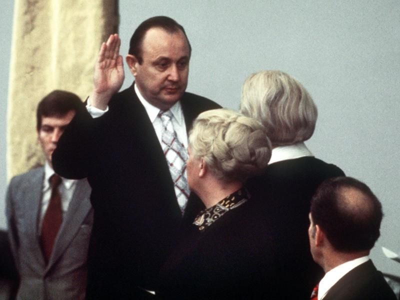 Vereidigung als Außenminister: Bundestagspräsidentin Annemarie Renger nimmt Hans-Dietrich Genscher am 17. Mai 1974 im Bonner Bundestag den Eid auf die Verfassung ab. Foto: Martin Athenstädt