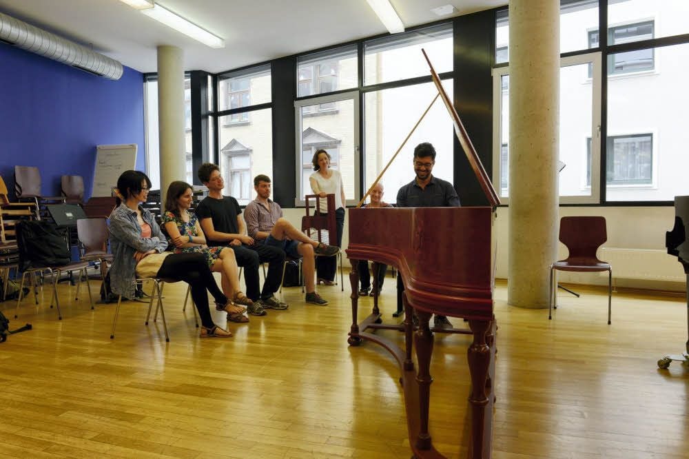 Unterricht in hellen, freundlichen Räumen: Musikstudent Fernando Brigante aus Brasilien beim Vorspiel am Cembalo.
