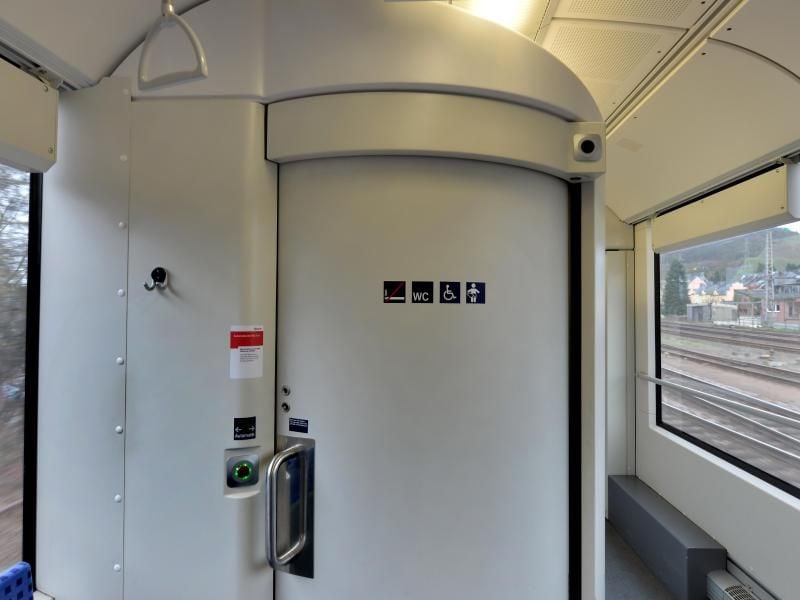 Eine Frau hatte wegen einer nicht benutzbaren Zugtoilette gegen die Deutsche Bahn Regio AG geklagt. Laut dem Landgericht Trier hat sie aber keinen Anspruch auf Schmerzensgeld. Foto: Harald Tittel