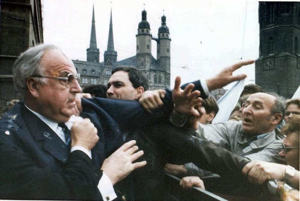 Ei am Anzug: „Klar, den hätte ich mir gegriffen!“, sagt Kohl später.