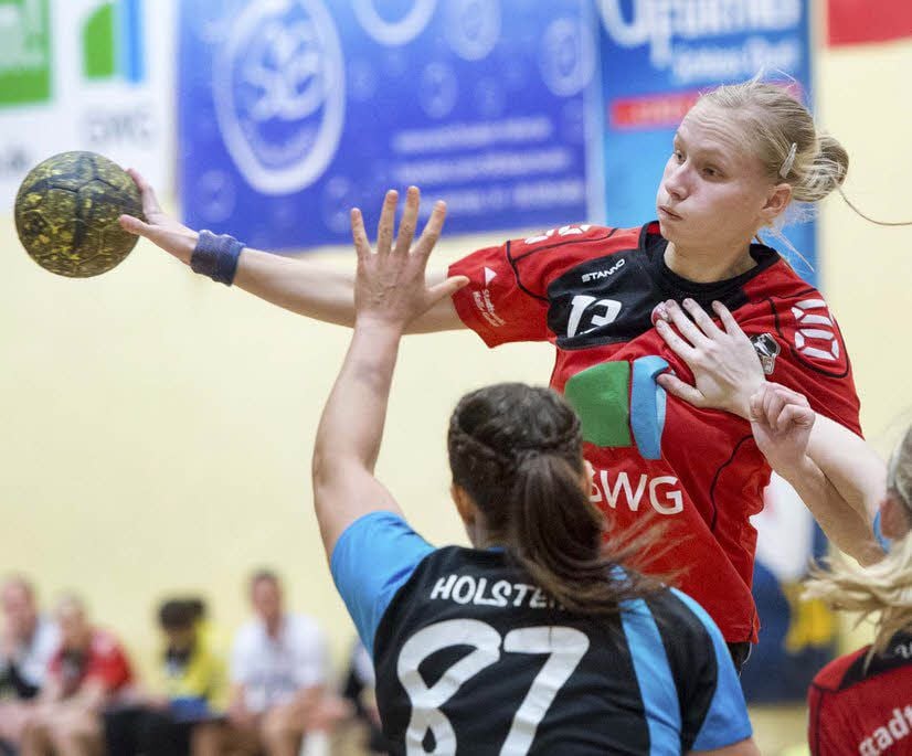 Rückraumspezialistin Jacqueline Hummel überwindet die Abwehr.