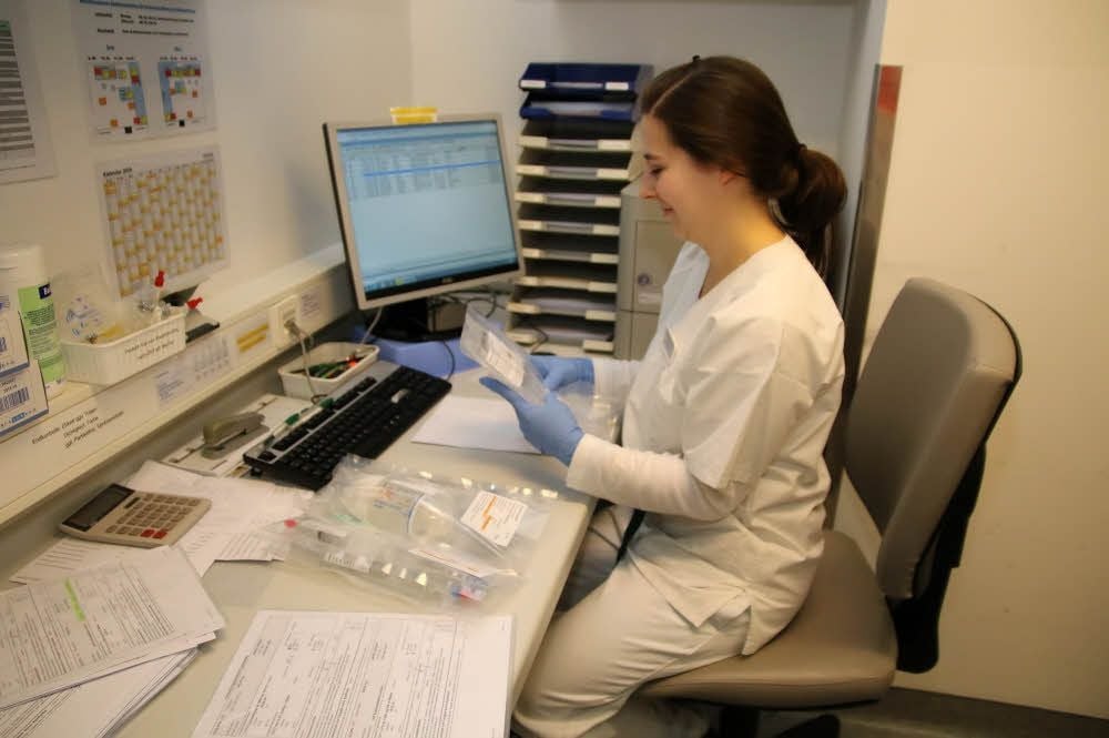 Pharmaziepraktikantin Lisa Hadlich im Sterilbereich.