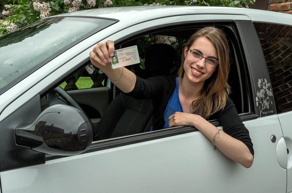 Jessica Lindner ist sechs Mal durch die theoretische Führerscheinprüfung gefallen. Der Dekra gibt sie eine Mitschuld, weil es im Raum so laut war.