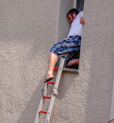 Als Bürgermeister hat er’s auch nicht leicht: Enrico Schilling rettet sich durch's Fenster.
