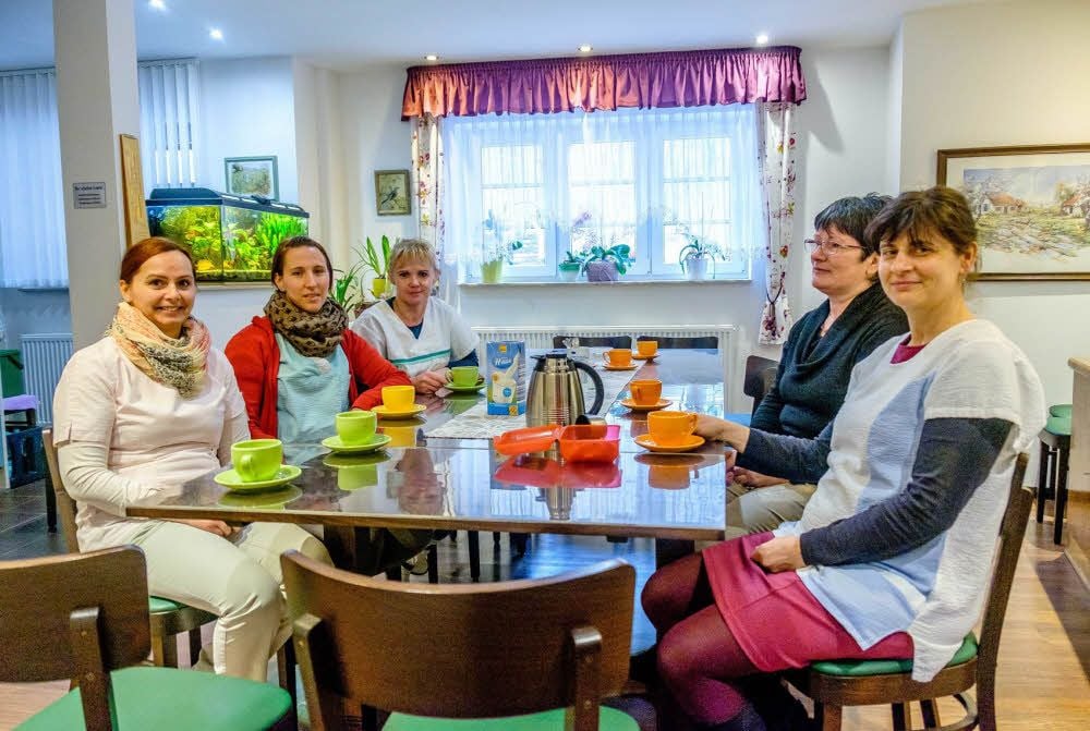 An dem Tisch, wo jetzt Petra Hindtsche (2.v.r.) mit ihren Kolleginnen isst, sollen auch die Senioren einen Treffpunkt finden.