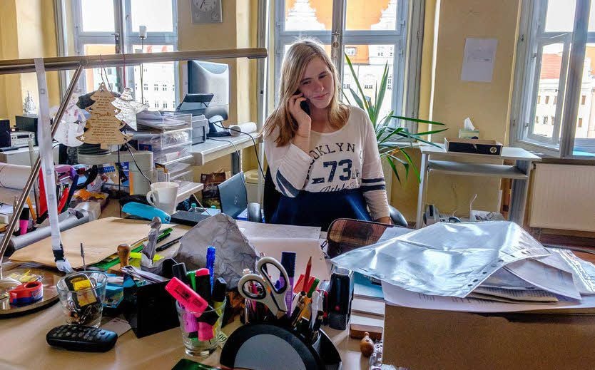 Das Telefon ist für Gina Lützler an ihrem Arbeitsplatz bei der Lutherstadt Wittenberg Marketing GmbH ein wichtiges Hilfsmittel.