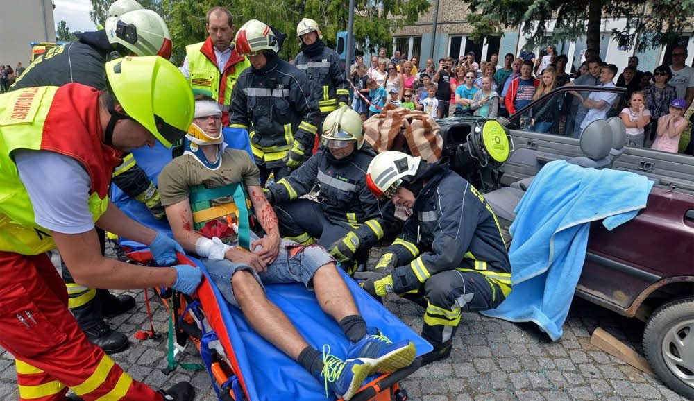 Mit einem simulierten Verkehrsunfall wird das Zusammenspiel von Polizei, Rettungsdienst, hier der ASB, und Feuerwehr demonstriert.