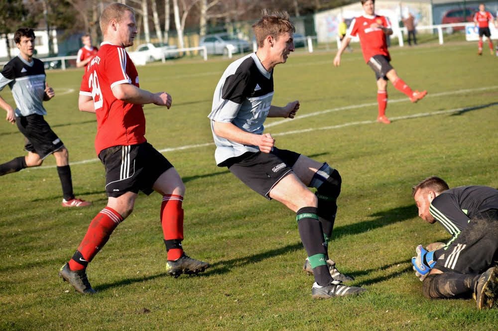 Nessa-Keeper Florian Beier kommt vor Motors Ronny Ginter und Teamkollegen Eric Vetter (von links) an den Ball.