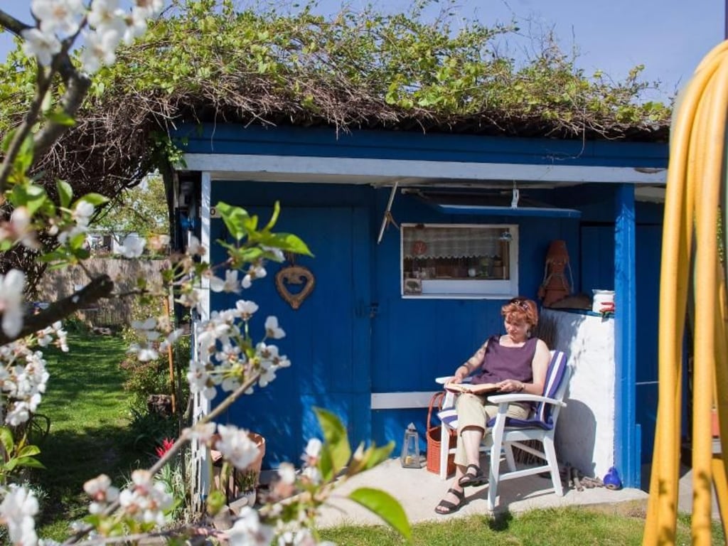 Entspannt im eigenen Garten sitzen, das wollen viele. Doch man muss ein Wochenendgrundstück nicht gleich kaufen. Pachten ist oft günstiger. Foto: Patrick Pleul