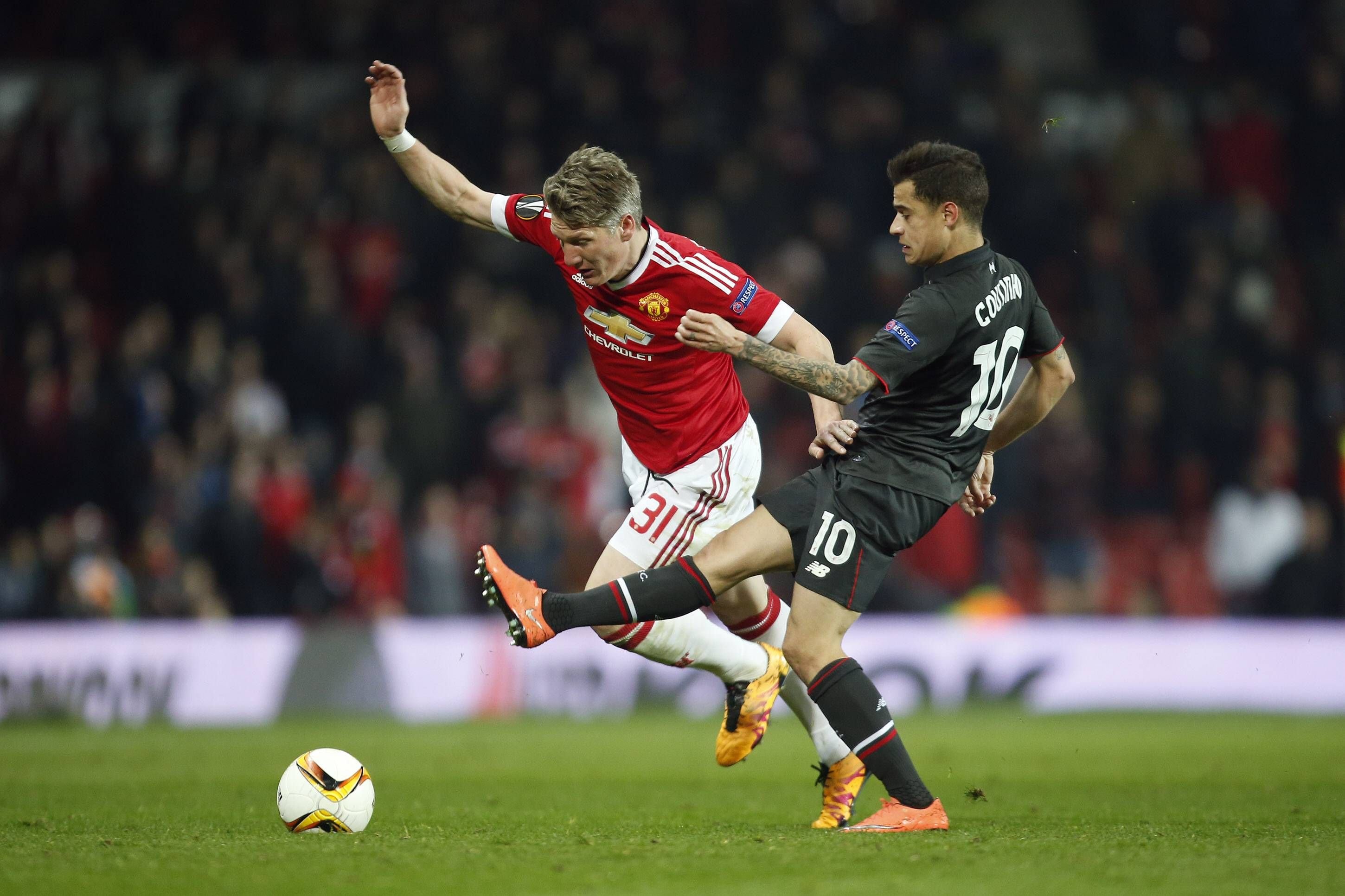 Bastian Schweinsteiger von Manchester United (l.) im duell mit Philippe Coutinho vom FC Liverpool