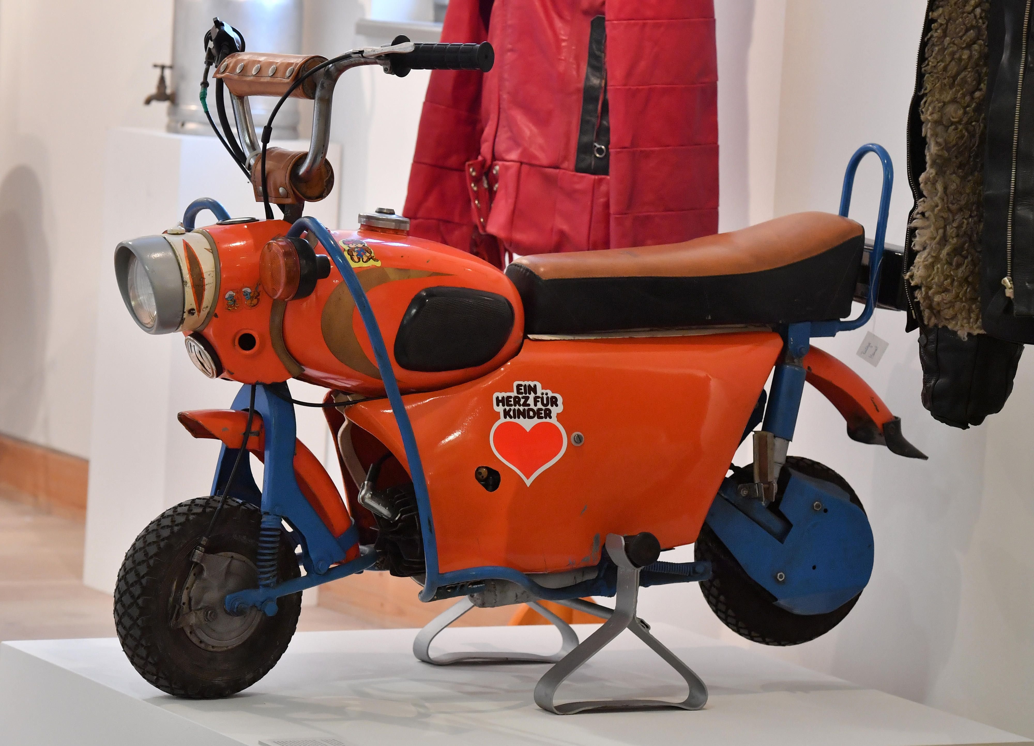 In der Ausstellung «Man muss sich nur zu helfen wissen. Selbstgemacht in der DDR» ist im Stadtmuseum in Jena ein Kindermotorrad Marke Eigenbau zu sehen.