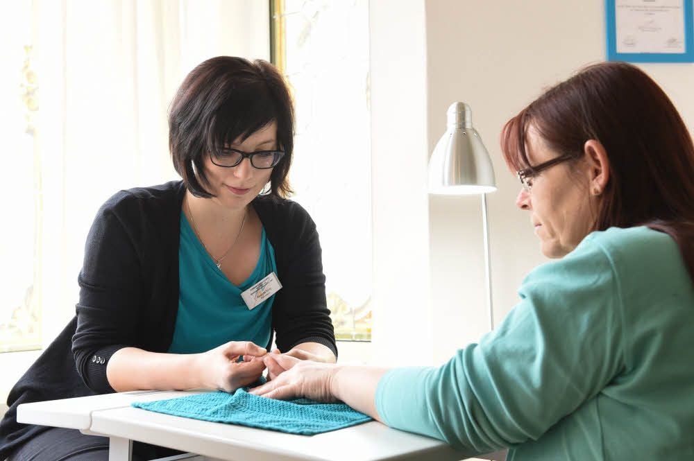 In der neuen Ergotherapie-Praxis in der Halleschen Straße 25 kümmert sich Fachtherapeutin Henriette König um die Handrehabilitation von Patientin Steffi Wabnitz.