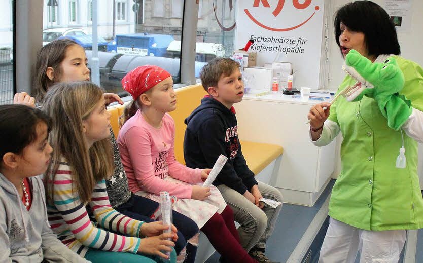 Zahnärztin Alma Bartlick zeigt, wie Zähne richtig geputzt werden.