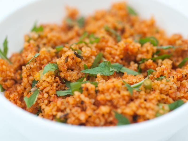Couscous hat einen milden Geschmack. Die Körner aus Hartweizengrieß schmecken gut in Salaten. Foto: Andrea Warnecke