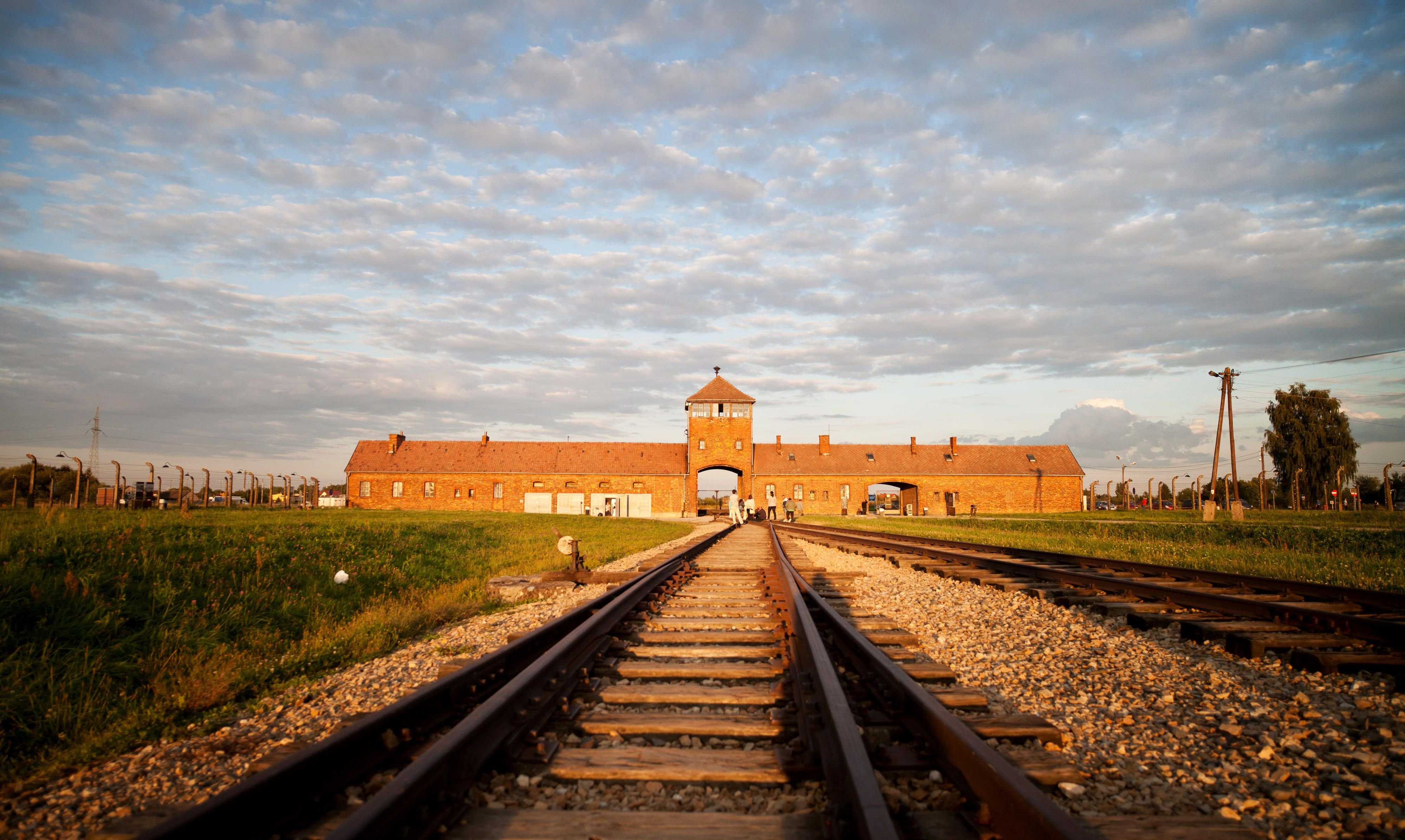 Das Lagertor zum ehemaligen Konzentrationslager Auschwitz-Birkenau