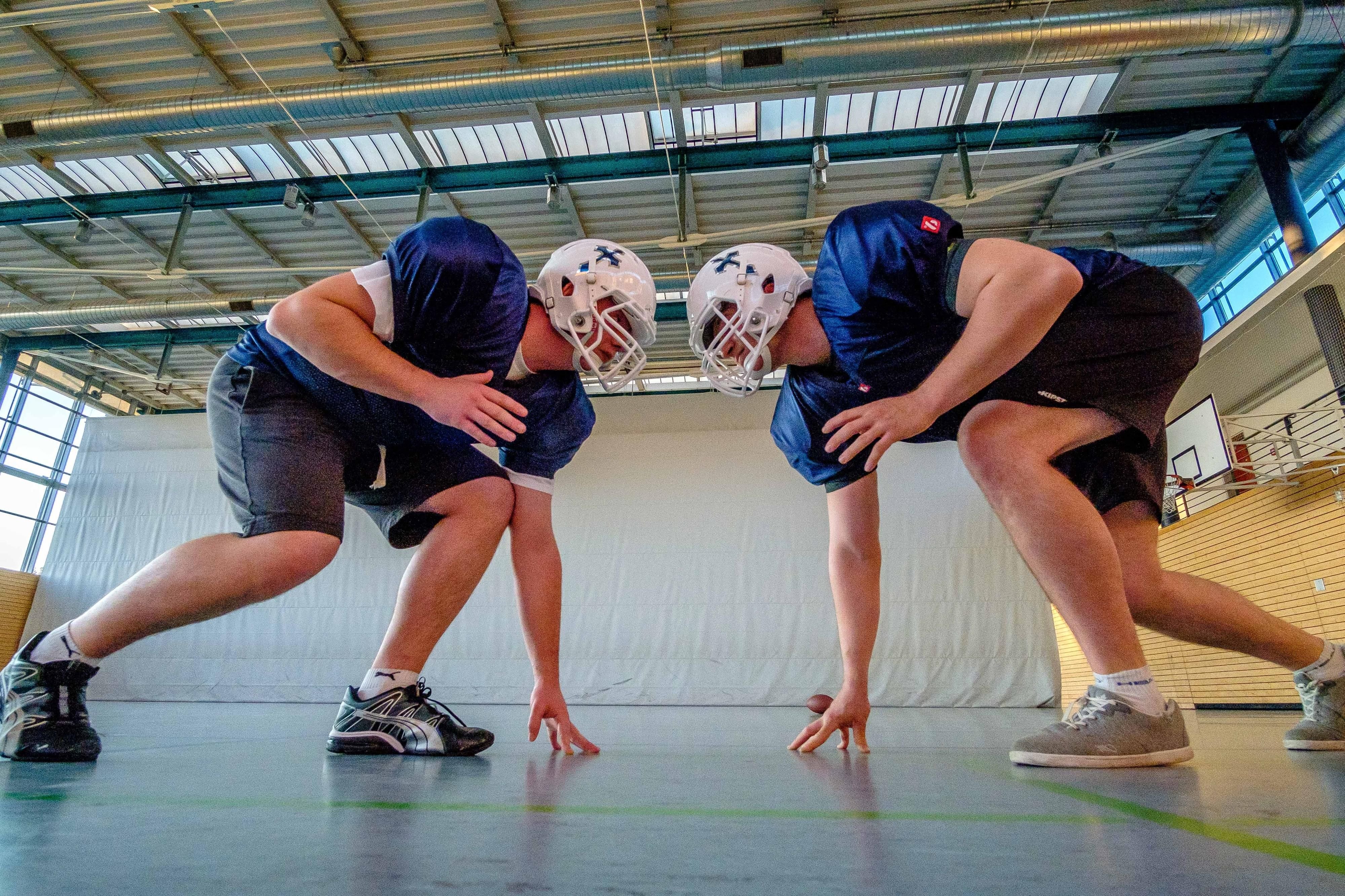 Zum Team der „Wittenberg Saints“ gehören auch Martin Höppner (links, Defensive) und Kevin Niclas (Offensive), die sich am Montag beim Training in der Sporthalle des Berufsschulzentrums Mittelfeld ordentlich ins Zeug gelegt haben.