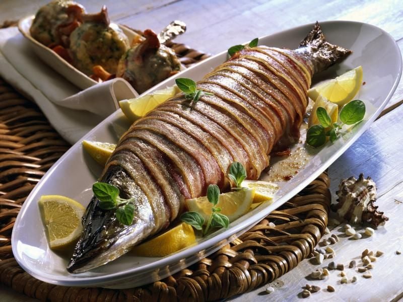 Hecht schmeckt auch im Ganzen - etwa im Speckmantel. Dazu passen Gemüse und Champignons. Foto: Fisch-Informationszentrum e.V.