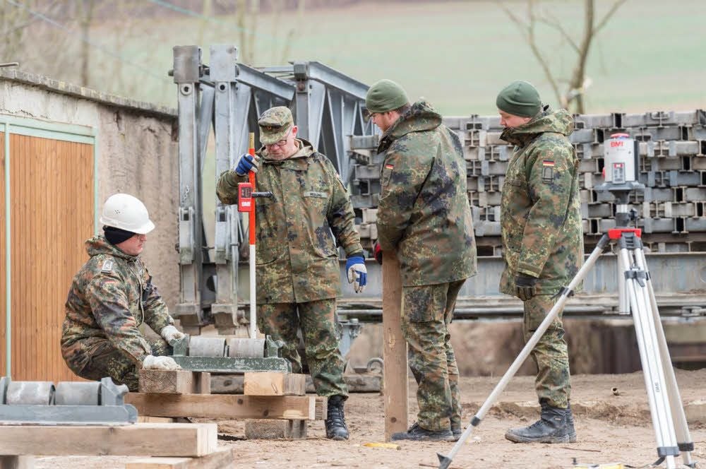 Auf der anderen Seite ruht sie auf acht Rollenpaaren, die dort zuvor genau platziert und ausgerichtet worden waren.