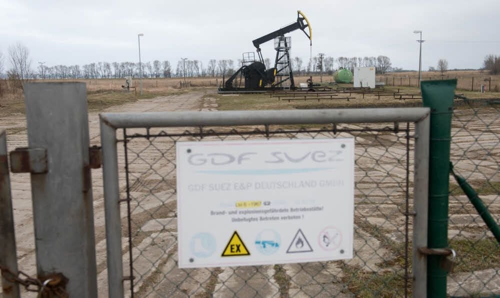 Eine Erdölsonde steht auf dem Gelände der Erdöl-Förderstätte Lütow auf der Insel Usedom (Mecklenburg-Vorpommern).