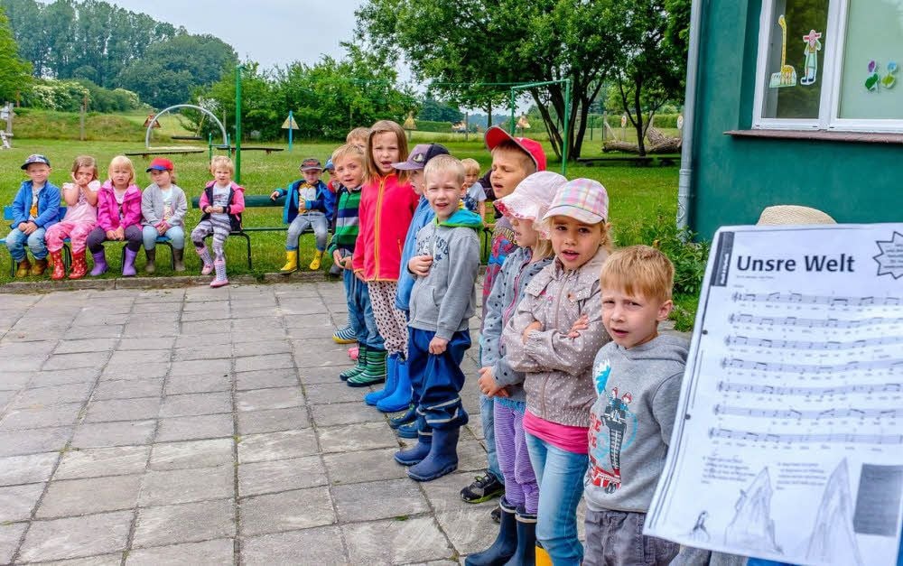 Der Programmablauf steht, jetzt muss nur noch geübt werden. Ihre Lieder und Gedichte tragen die Gänseblümchen-Kinder aus Cobbelsdorf am Mittwoch beim Tag der offenen Tür und zur Party am Samstag vor.