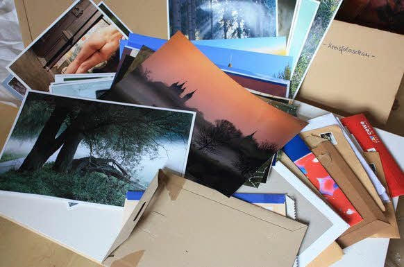 Ein ordentlicher Packen Fotos für die Schau liegt schon da.
