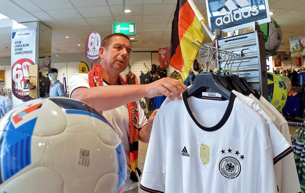 Ronny Reitzig hat in seinem Sportgeschäft in Aschersleben zur Fußball-EM Trikots und Bälle im Angebot.