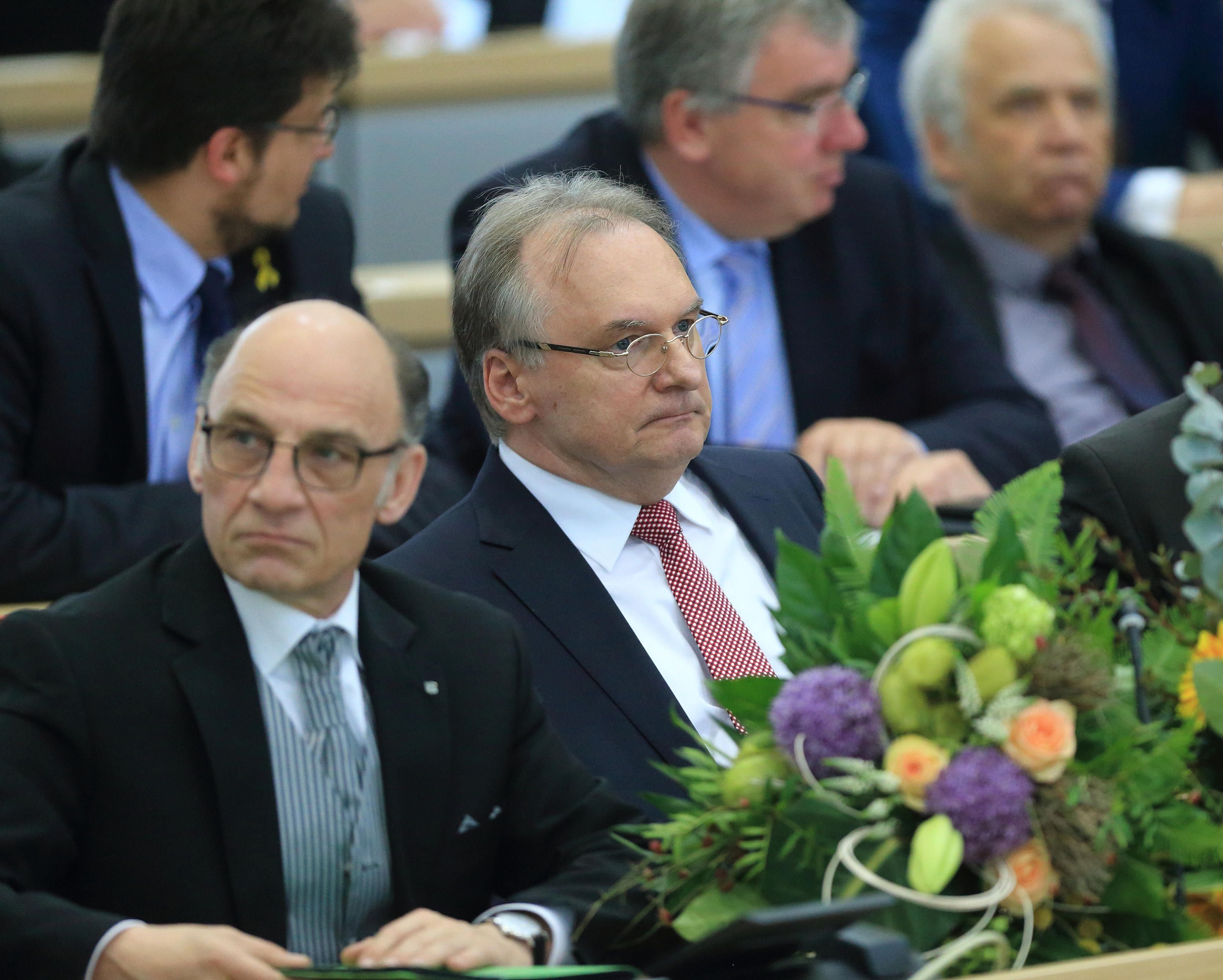 Der Ministerpräsident Sachsen-Anhalts Reiner Haseloff (CDU) sitzt während der Landtagssitzung in Magdeburg neben seinem CDU-Fraktionsvorsitzenden Siegfried Borgwardt. Zuvor wurde der 62 Jahre alte Haseloff für eine zweite Amtszeit gewählt.