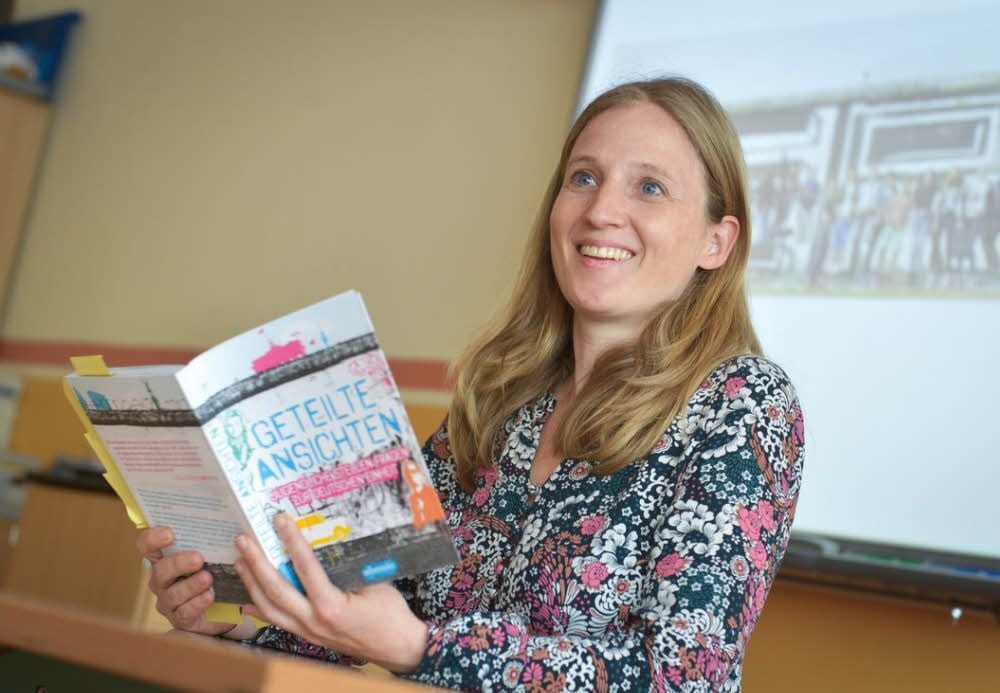 Julia Balogh stellte das Buch „Geteilte Ansichten“ vor.