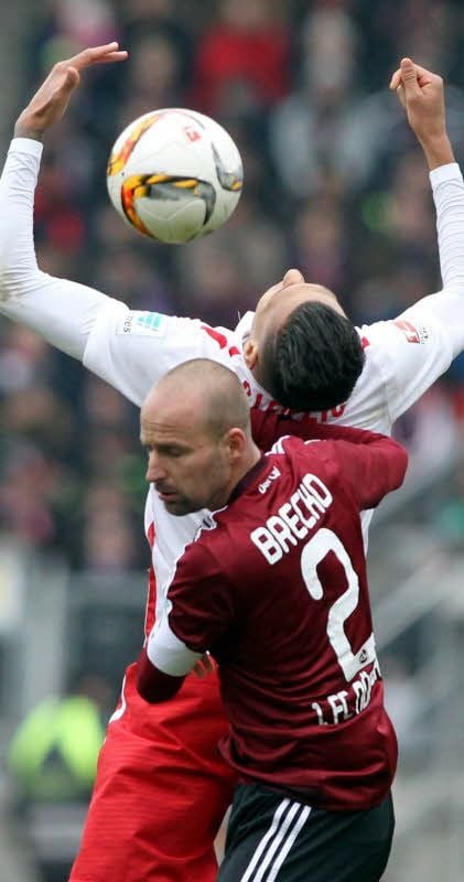 Auch Torschütze Davie Selke (hinten) hatte in Nürnberg einen schweren Stand. Hier wird er von Miso Brecko von hinten hart attackiert.