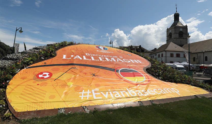 Ein Willkommensgruß für die deutsche Nationalmannschaft in Evian-les-Bains am Genfer See