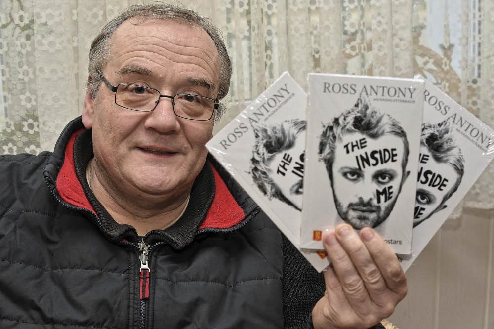 Verleger Karsten Lückemeyer mit der Biografie von Ross Antony. Auf der Leipziger Buchmesse ist er mit Neuerscheinungen präsent.