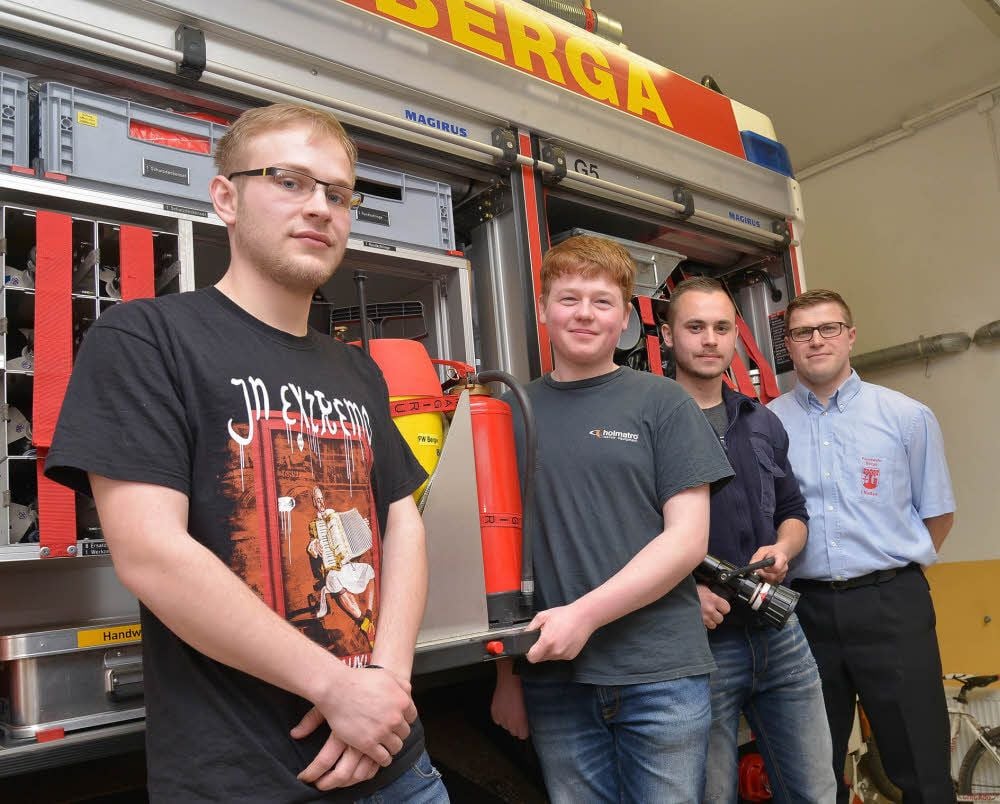 Adrian Polag, Johannes Raberger und Jannes Hoffmann sind nun Feuerwehrmänner (von links). Ihr Ausbilder war Ingo Nießen (re.).