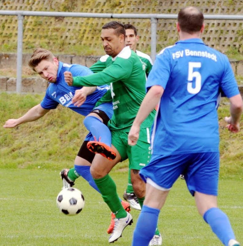 David Pechara (Mitte) hat Aufbau mit seinem Treffer in der Nachspielzeit noch den Sieg gegen Bennstedt beschert.