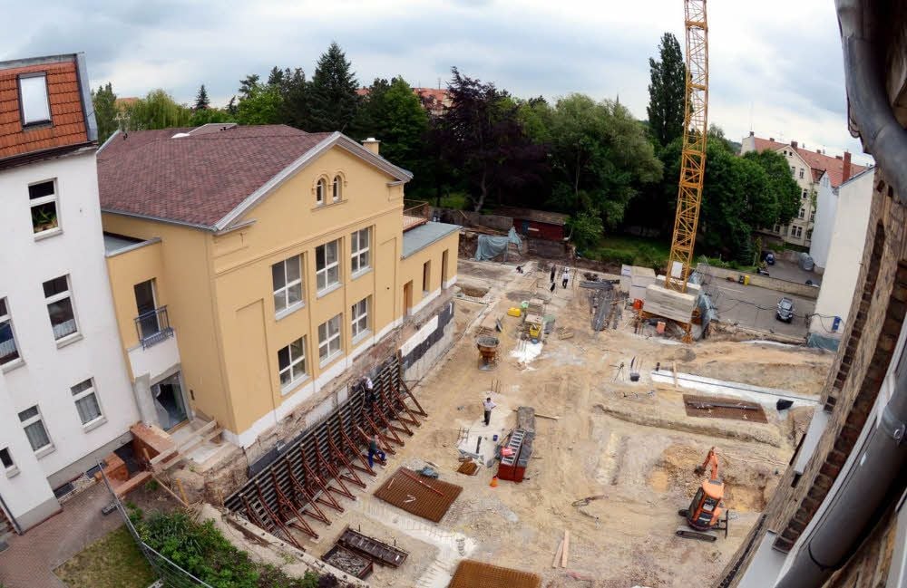 Blick auf die Baugrube: Wo jetzt noch ein Loch ist, entsteht das „Medikum 4“. Ins gelbe Gebäude zieht im Herbst ein Kindergarten ein, rechts daneben entsteht noch ein Wohnhaus für acht Familien.