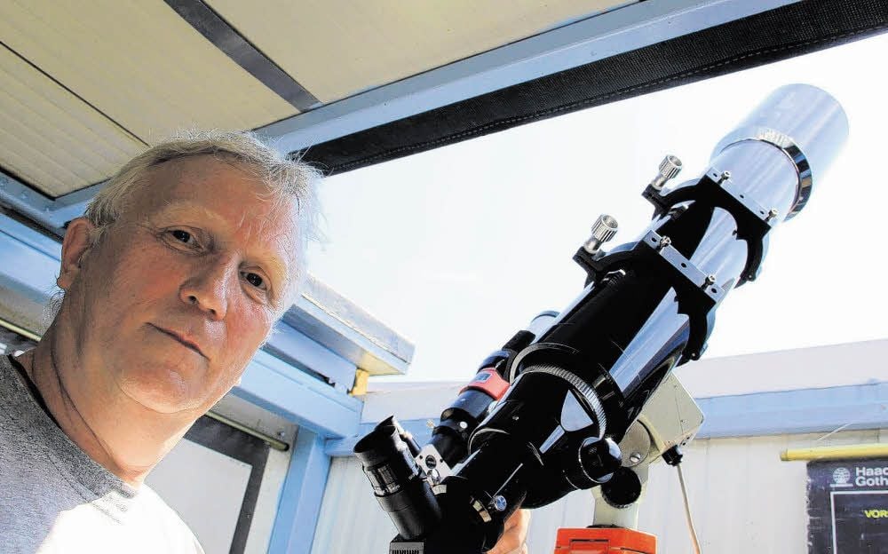 Von seinem Sonnenobservatorium aus beobachtet Klaus Rockmann die Sonne.