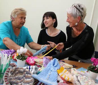 Gudrun Werner-Saalfeld (r.) beim Stricktreff