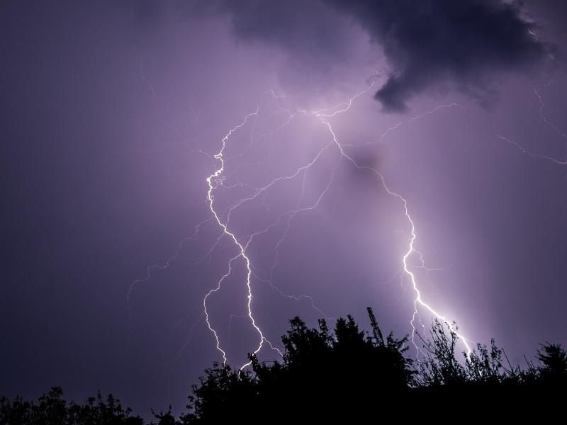 Wenn es blitzt und donnert, hocken sich Menschen, sie sich im Freien aufhalten, am besten in eine Mulde. Foto: Lukas Schulze