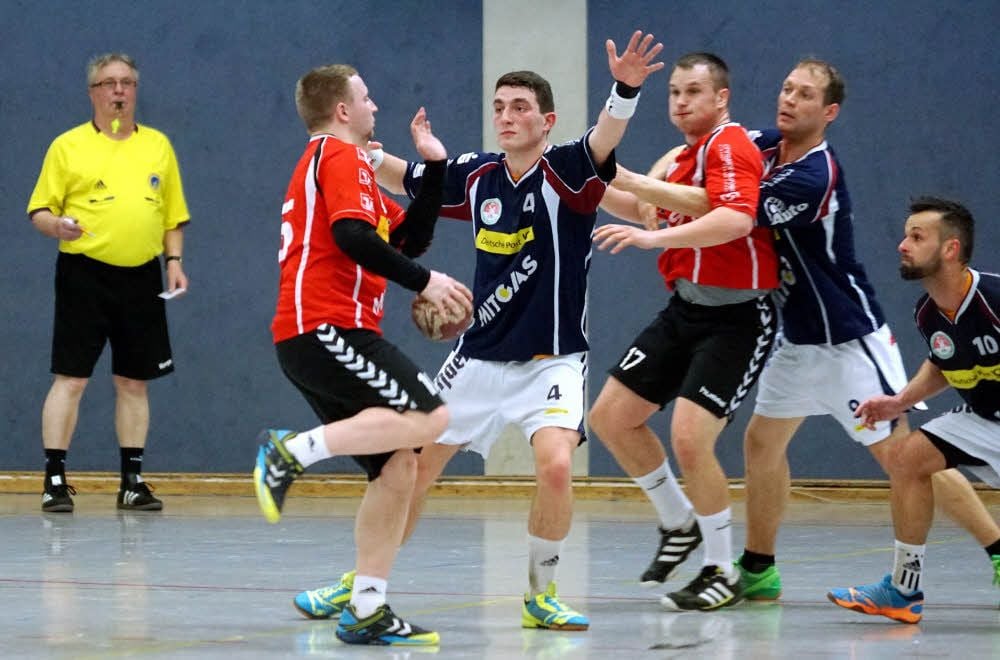 Die Zehn-Tore-Werfer im Duell: Falko Leweling vom QSV beim Wurf und Patrick Rosenberger in der Abwehr. Daneben hält Marcus Musielinsky QSV-Kreisläufer Steven Martinke.